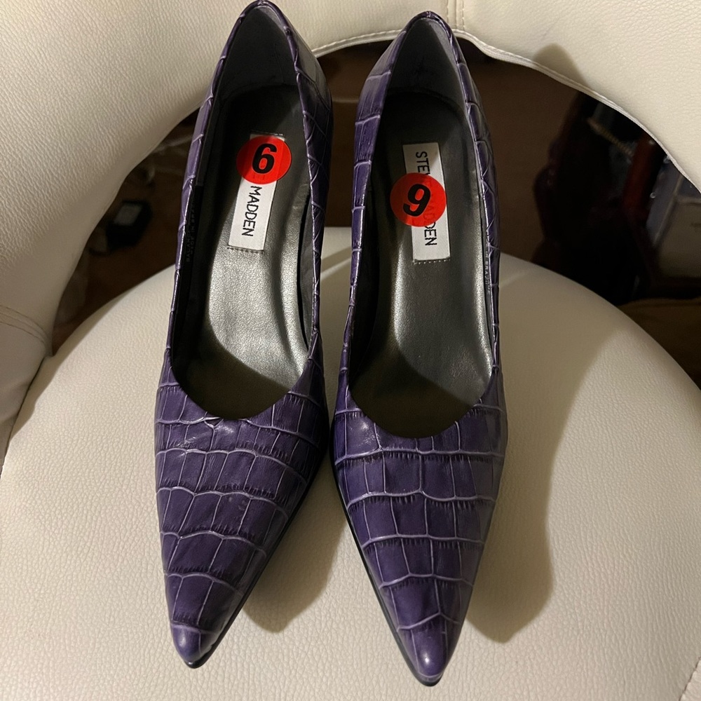 Size 6 Steve Madden leather purple heels - Picture 3 of 7